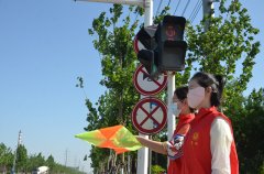 公司志愿者輔助交通管理 宣傳文明出行